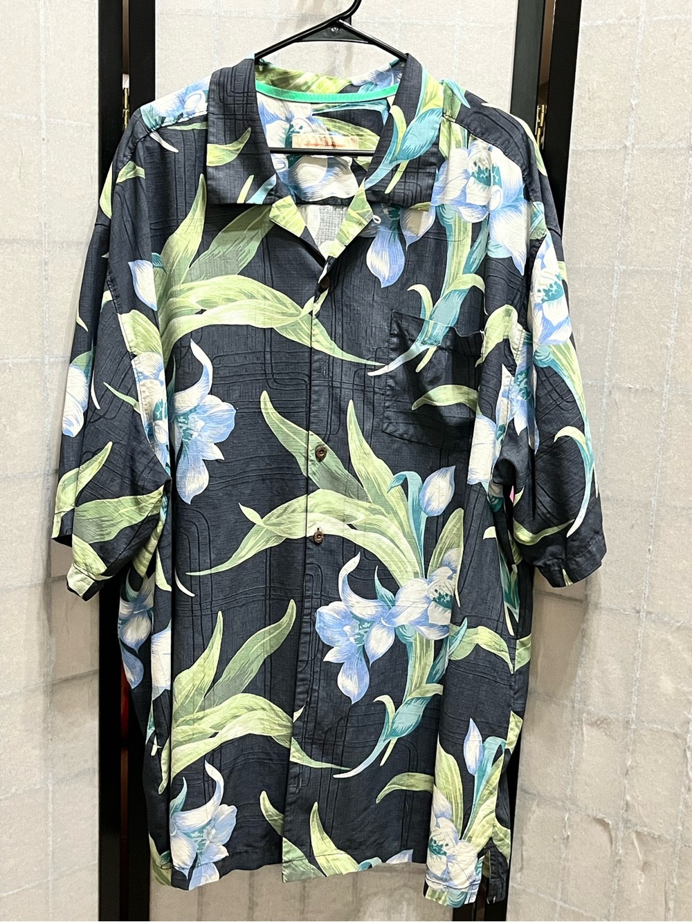 Tommy Bahama Navy Blue Floral Camp Shirt with Green and Blue Accents SIZE 2XT